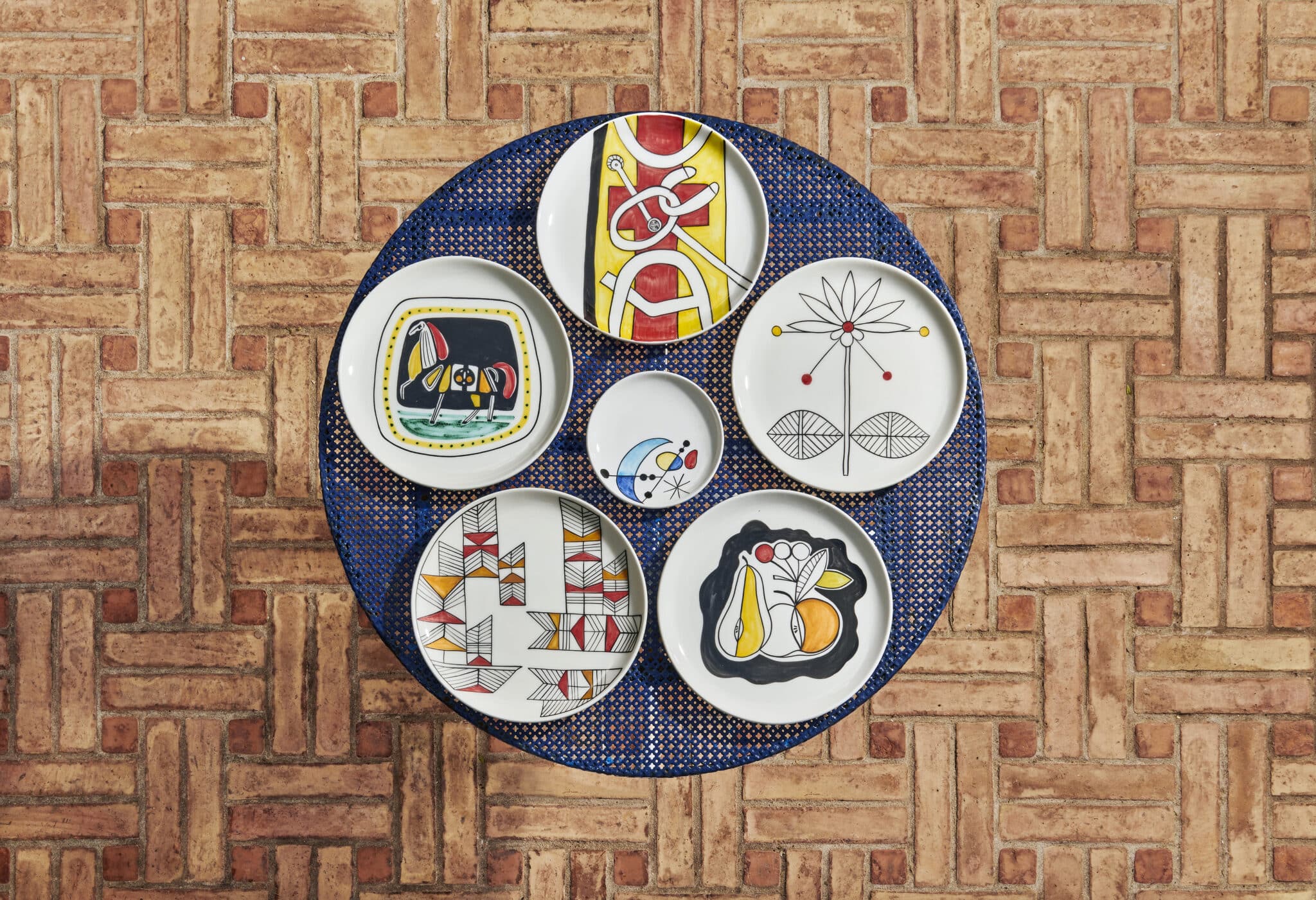02 ASSIETTES DECO DISPOSITION SUR TABLE 2 2 scaled